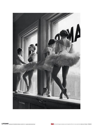 Kunstdruk Time Life Ballerinas In Window 30x40cm Pyramid PPR44030 | Yourdecoration.nl