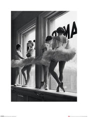 Kunstdruk Time Life Ballerinas In Window 60x80cm Pyramid PPR40190 | Yourdecoration.nl