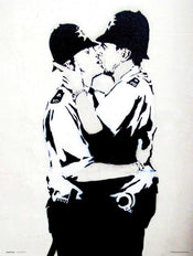 Grupo Erik Brandalised Bobbies Kissing Kunstdruk 30X40cm | Yourdecoration.nl