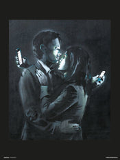 Grupo Erik Brandalised Mobile Phone Lovers Close Kunstdruk 30X40cm | Yourdecoration.nl