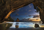 Wizard+Genius Cathedral Cove in New Zealand Vlies Fotobehang 384x260cm 8 banen | Yourdecoration.nl