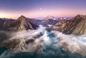 Wizard+Genius Over the Mountains Vlies Fotobehang 384x260cm 8 banen | Yourdecoration.nl