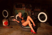 Dimex Girl in Garage Fotobehang 375x250cm 5 banen | Yourdecoration.nl